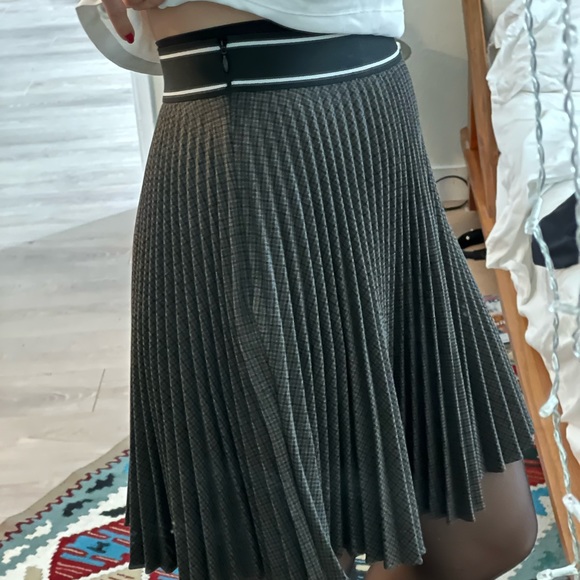 Pleated skirt,elasticated waistband with contrasting trim, like new. Pristine. - Picture 4 of 4